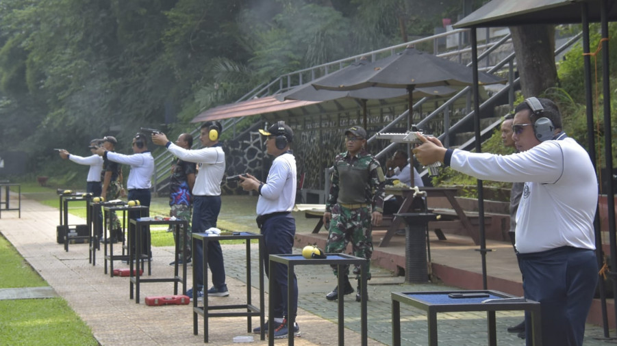 Dankormar Olahraga Bersama Jalan Sehat Dan Menembak Pistol