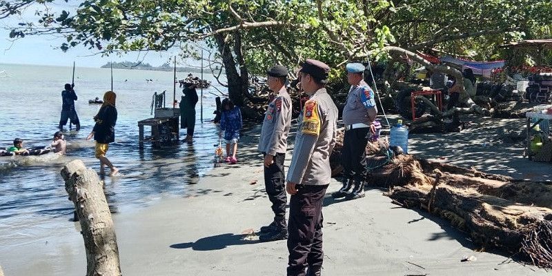 Personil Polsek Sarudu Polres Pasangkayu Laksanakan Pengamanan Objek Wisata di Pantai Wisata&nbsp;Kasalai