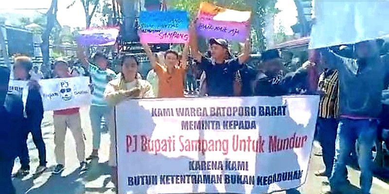 Tensi Politik Memanas: Ribuan Massa Kepung Kantor Pemkab&nbsp;Sampang