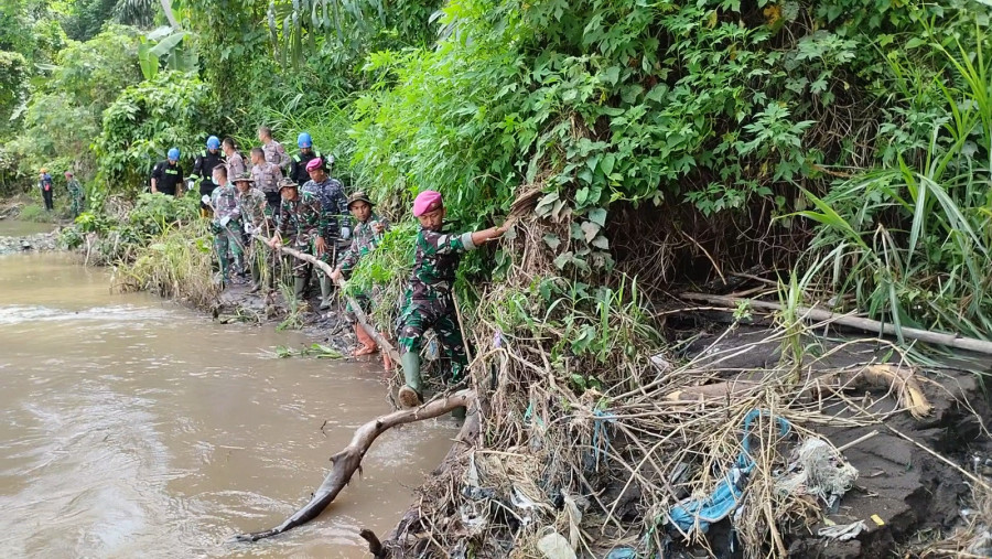 Blusukan, Marinir Terus Cari Tolong dan Distribusikan Logistik Korban Banjir Sumatera Barat