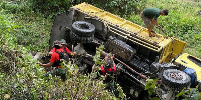 Satgas Yonif 721 Turun Tangan, Evakuasi Korban&nbsp;Kecelakaan