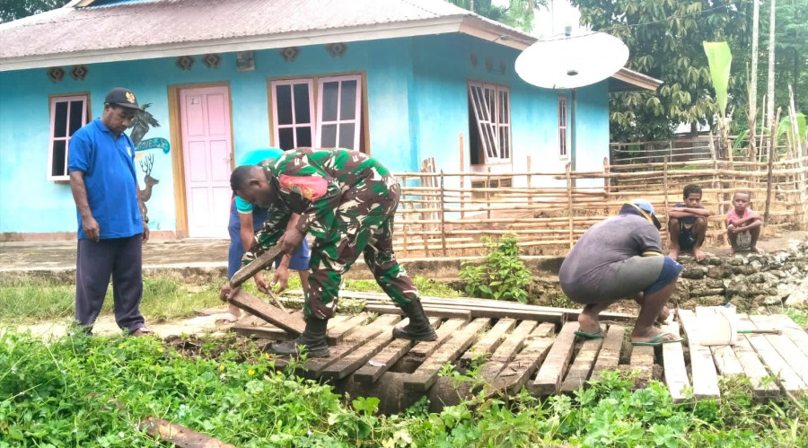 Atasi Kesulitan Warga, Babinsa Bantu Perbaiki Jembatan Rusak di Kampung Maniri
