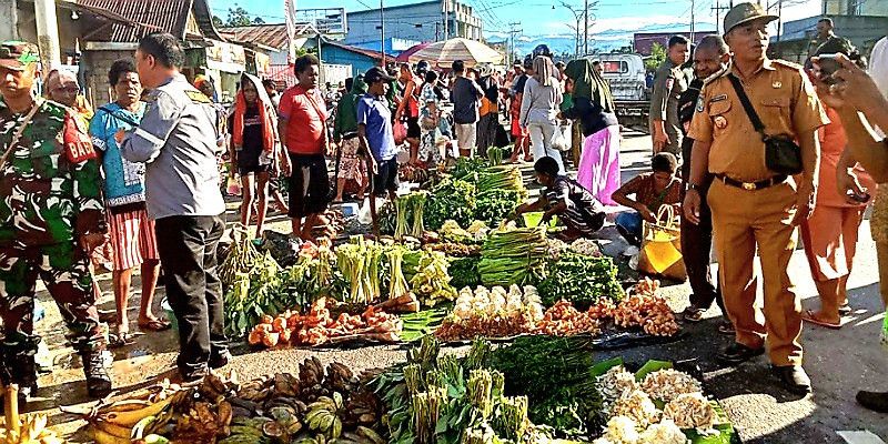 Babinsa bersama Bhabinkamtibmas, Satpol PP dan Disperindag Laksanakan Penertiban&nbsp;Pasar
