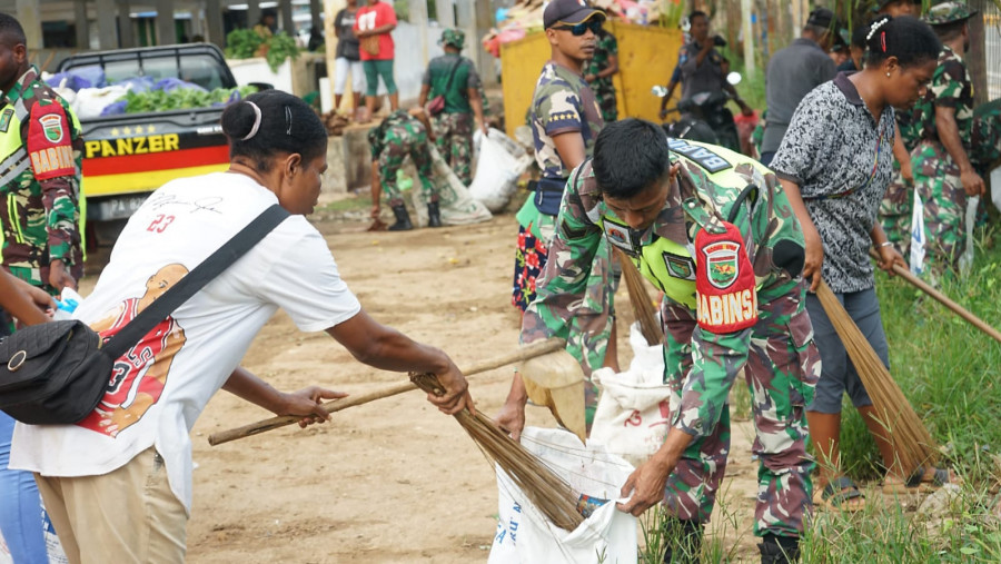 Korem 173/PVB dan Kodim 1708/BN Karya Bakti Bersihkan Pasar Sentral Faidoma&nbsp;Darfuar
