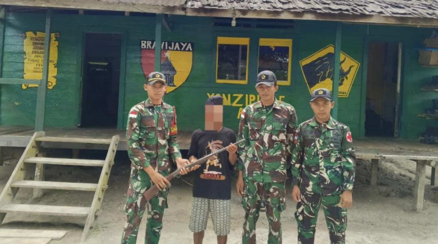 Satgas Yonzipur 5/ABW Terima Penyerahan Senjata Api Rakitan Dari&nbsp;Masyarakat