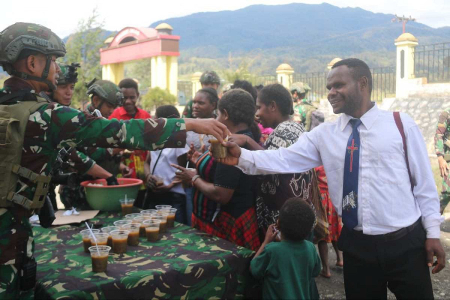 Minggu Kasih di Hari Penuh Berkah, Satgas Yonif 323 Buaya Putih Bagikan&nbsp;Bubur