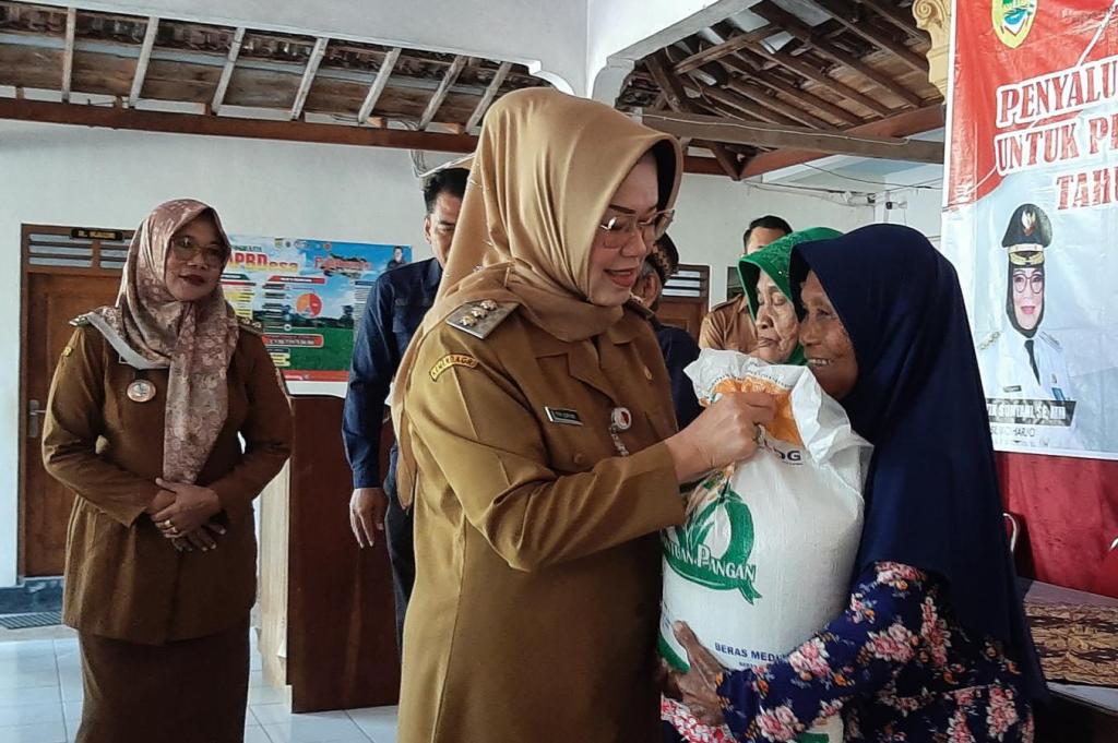 Bantuan Beras CPP Bulan Juni Dibagikan, Bupati Sukoharjo Pantau Penyaluran di 4&nbsp;Desa