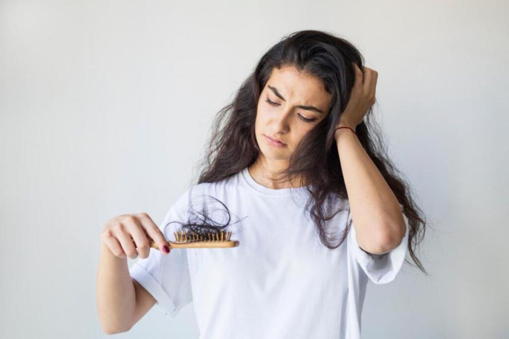 Apakah Benar Stres Menyebabkan Rambut Rontok? Ini&nbsp;Penjelasannya