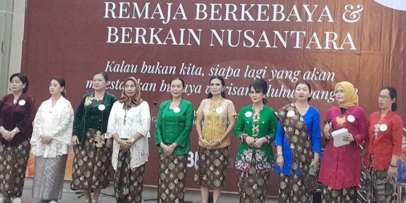 Remaja Berkebaya dan Berkain Nusantara