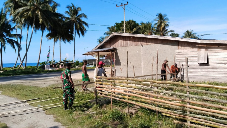 Cegah Hama Babi, Babinsa Bantu Petani Membuat Pagar