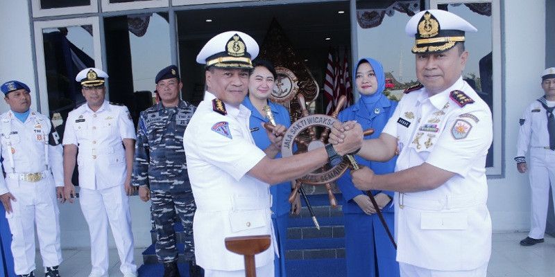 Komandan Lanal Semarang, Letkol Laut Akbar Abdullah Resmi Terima Kemudi dan Kunci Simbol Kepemimpinan