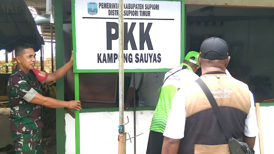 Dukung Kegiatan Mahasiswa KKL, Babinsa Bantu Pemasangan Papan Nama Kantor