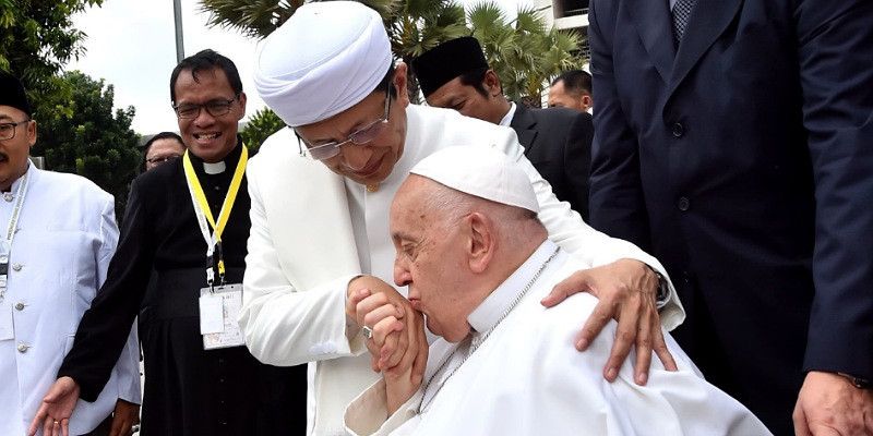 Makna di Balik Gestur Imam Besar Mencium Kening Paus Fransiskus dan Paus Mencium Tangan Imam Besar