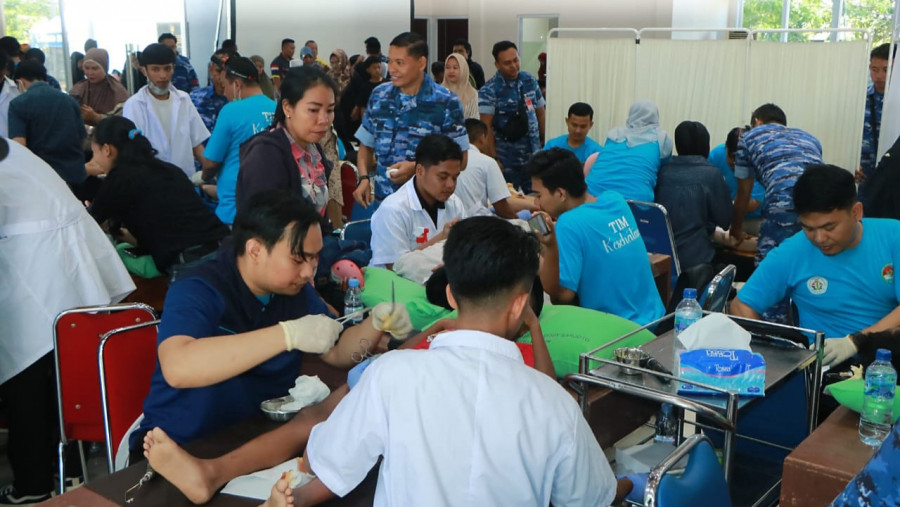 Jelang HUT TNI Ke-79, Lanud Sultan Hasanuddin Gelar Sunatan&nbsp;Massal