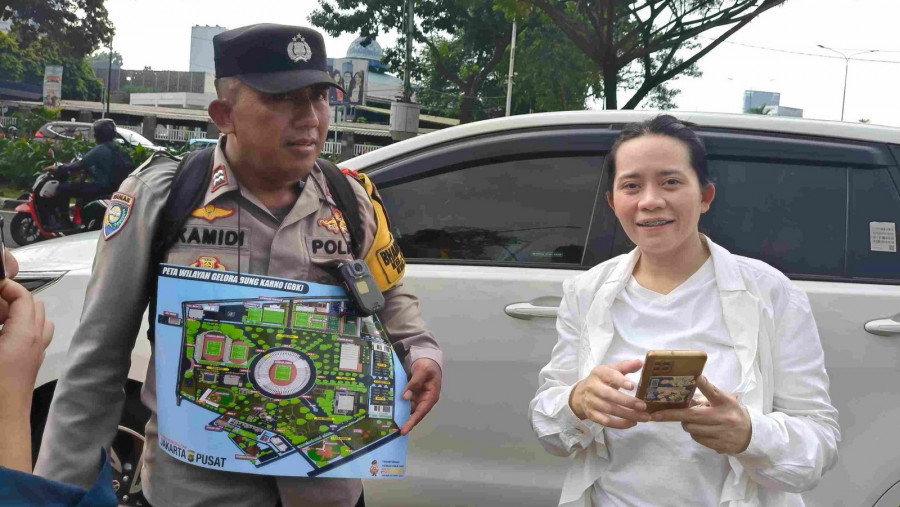 Bantu Jemaat Misa, Polisi Berkalung Denah Acara Berkeliling Di GBK