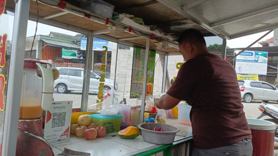 Tak Tersentuh Pemkab Bogor, Ipang Mandiri Bangun Usaha Sop Buah&nbsp;Segar